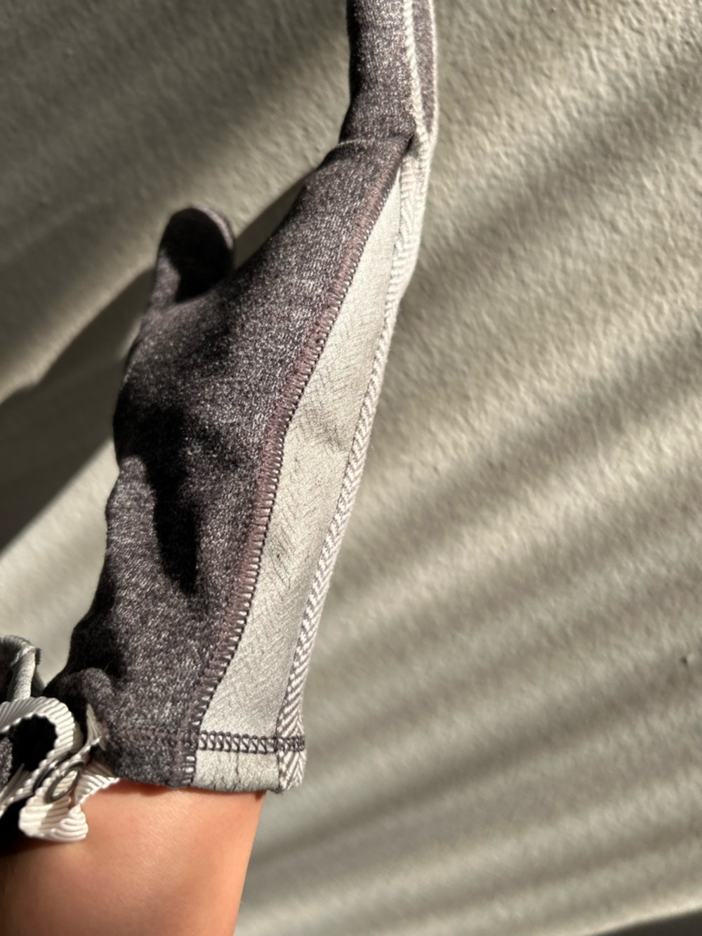 Lululemon Run With Me Gloves in Heathered Herringbone White Slate. - Picture 7 of 12